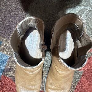 Wonderly Women's Brown Ankle Booties